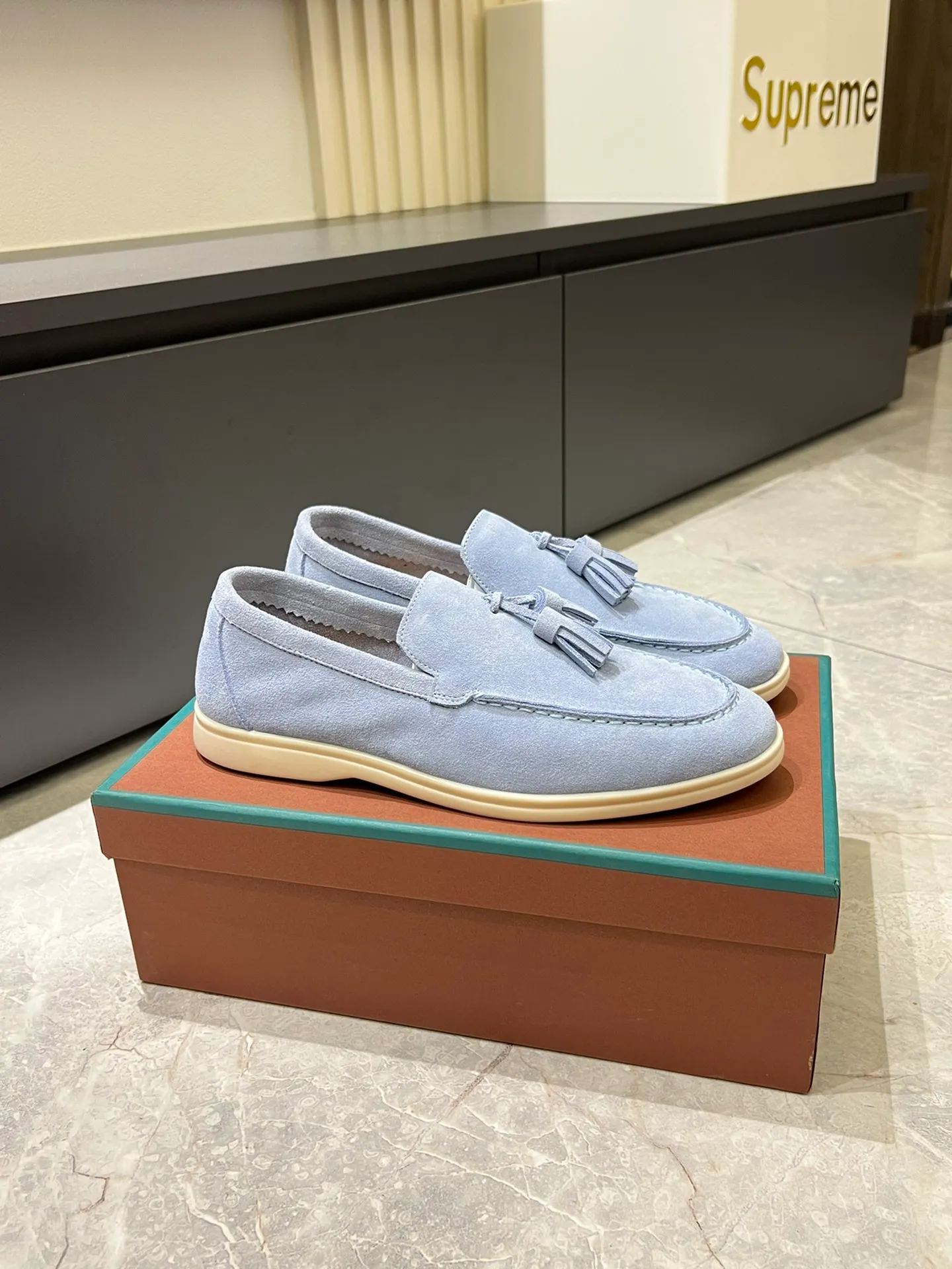 Men's shoes 💰p360 "Loro men's shoes 💰pian'*" Classic L men's shoes for couples 💰p Top version British flat loafers, a must-have item in old money style, the minimalist design is eye-catching and durable, a plus point for dressing The soft foot feel and texture are outstanding. They don’t scratch your feet and are very nice. They are matched with soft and waxy soles. They can be worn daily for a long time without getting tired. They are easy to wear, versatile and classic items, with perfect foot feel and texture! Imported cashmere fabric, the lining is made of imported A-grade water-dyed cow lining, the top version of the genuine leather midsole is sewn with pure handmade mark thread! Size: Female 35-40 (34. Customized) Male 38-44 (45.46. Customized)